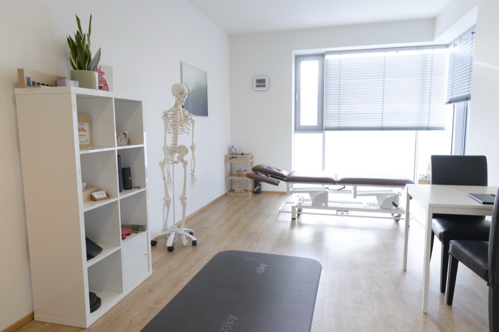 Behandlungszimmer der Praxis Boshi Therapy in Hallwang bei Salzburg